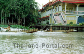 schönes Haus aus Holz am Klong in Bangkok